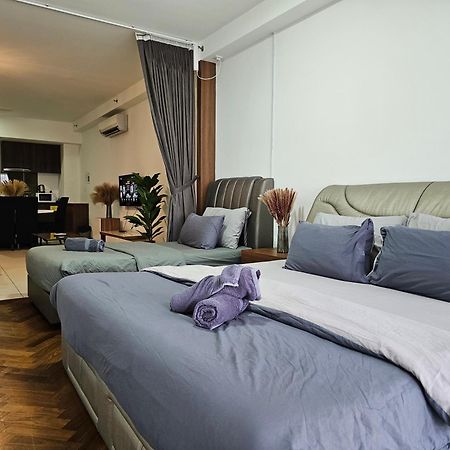 Deluxe Seaview Suite Twin Bed By The Only Bnb Tanjung Tokong Exterior photo